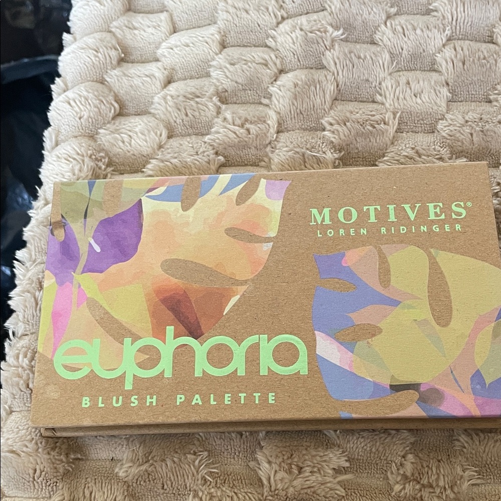 New Motives Euphoria Blush Palette.